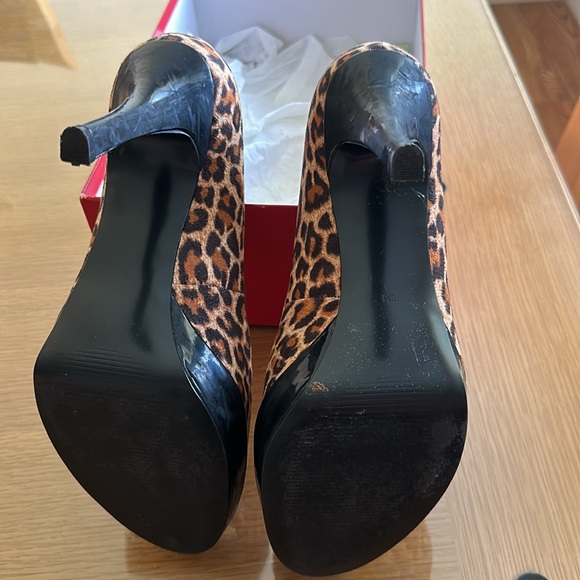 Guess leopard fabric peep toe heels. - Picture 3 of 4